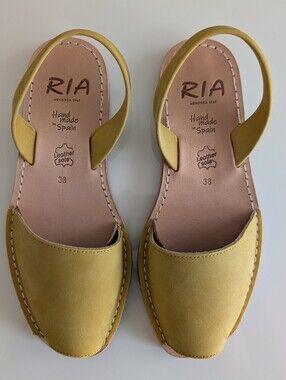 NWOB Ría Yellow Nubuck Leather Slingback Avarca Sandals. Size 7.5. Made in Spain